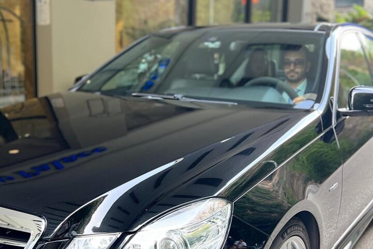seorang pria duduk di kursi depan mobil