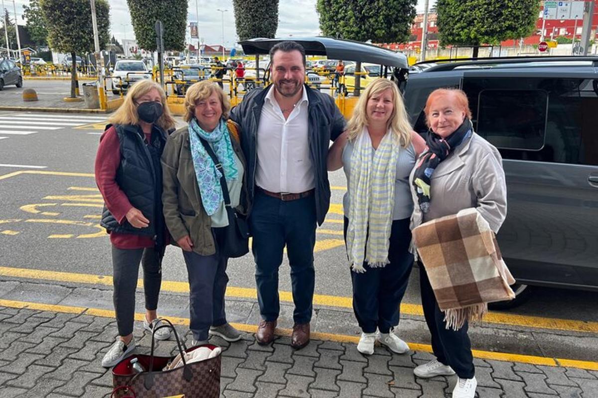 grupp inimesi, kes poseerivad tänaval pildi jaoks