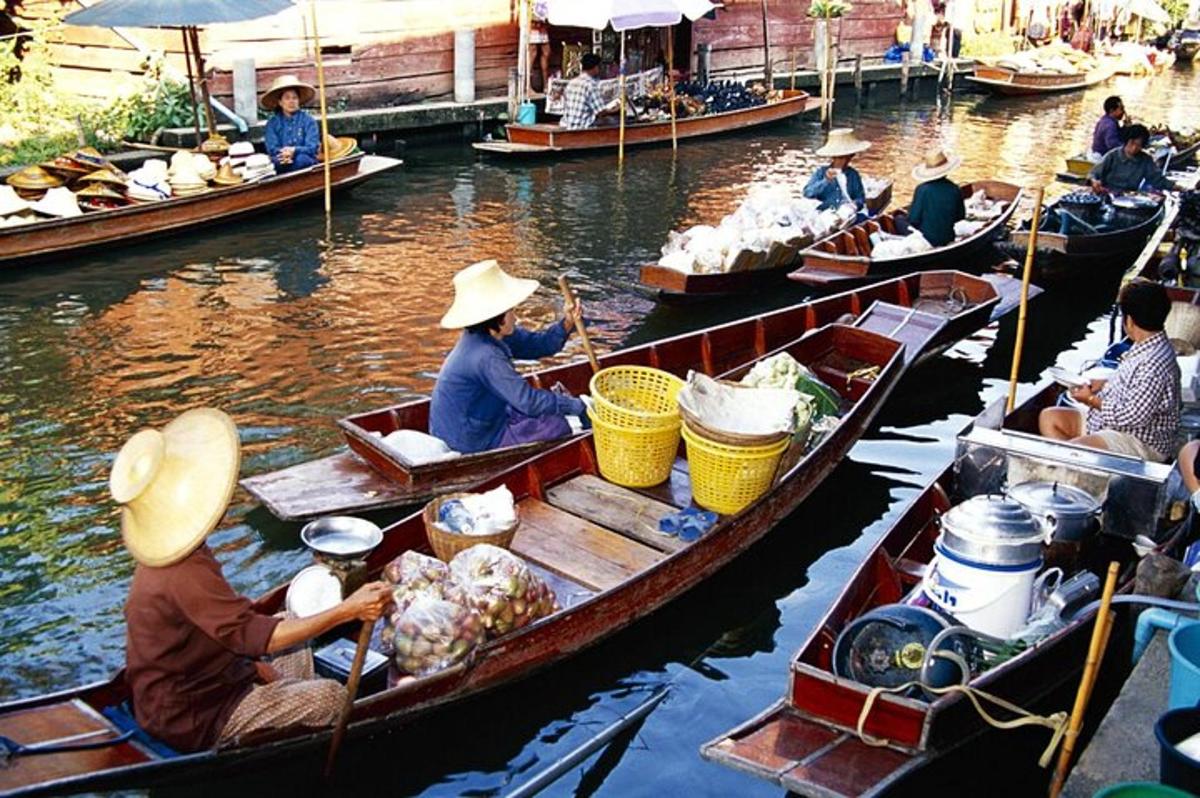 um grupo de pessoas em barcos na água