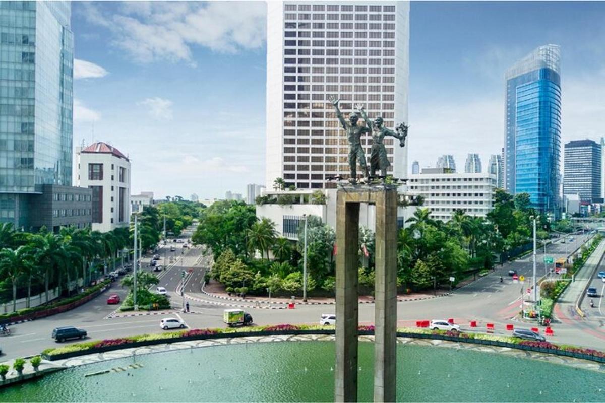 o statuie în mijlocul unui oraș cu clădiri