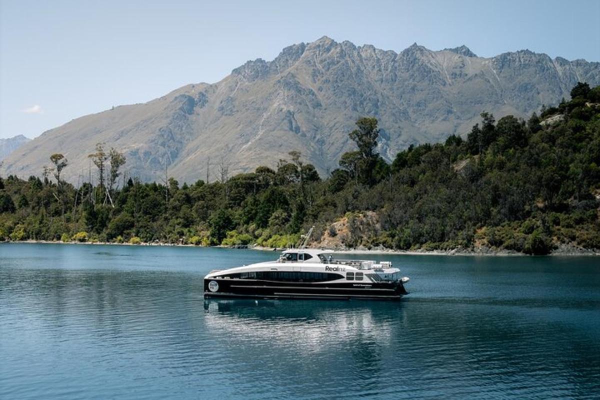 ein Boot auf einem See mit Bergen im Hintergrund