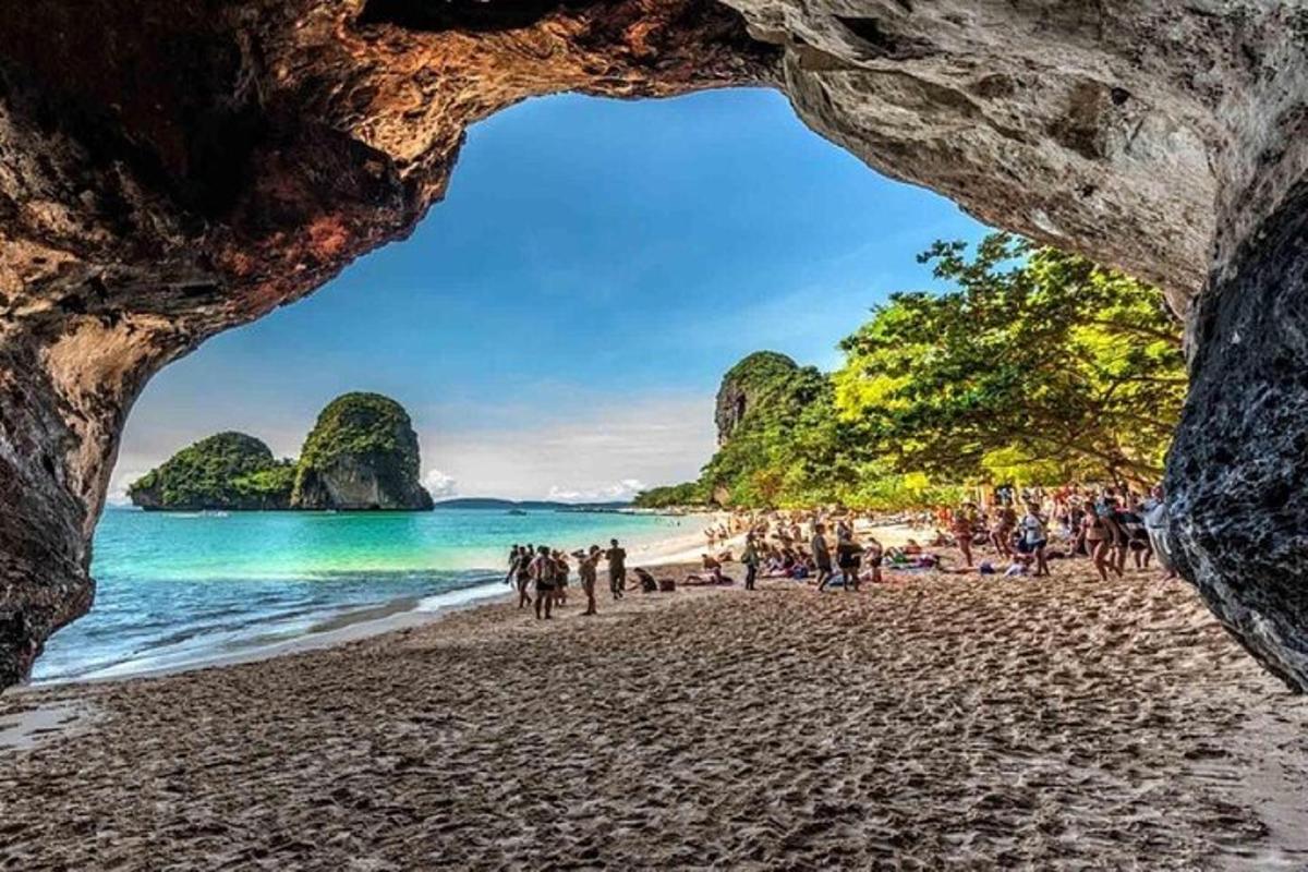 Hópur fólks á strönd í Halong-flóa