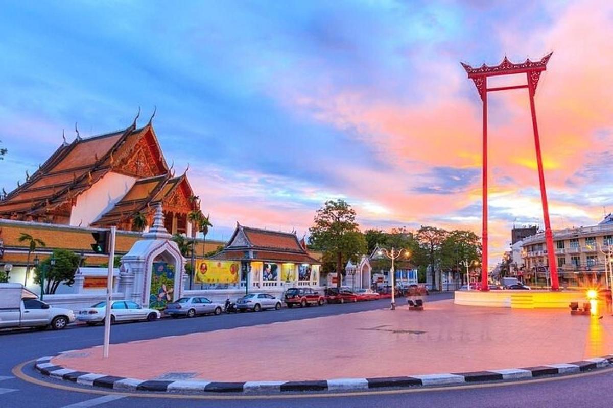 jalan bandar dengan kereta diletakkan di hadapan bangunan