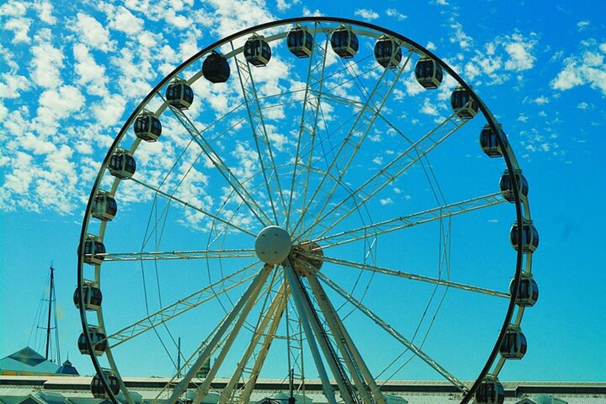ein Riesenrad vor blauem Himmel