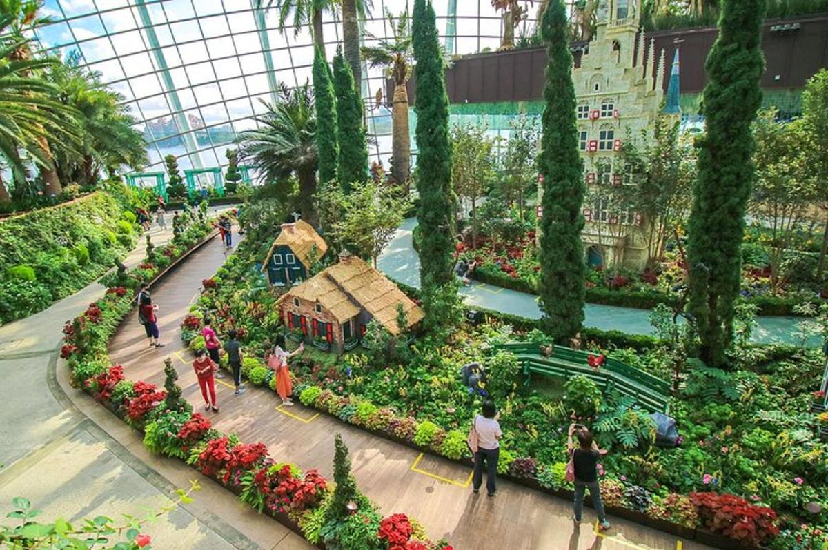 sekelompok orang berdiri di sekitar taman di sebuah gedung