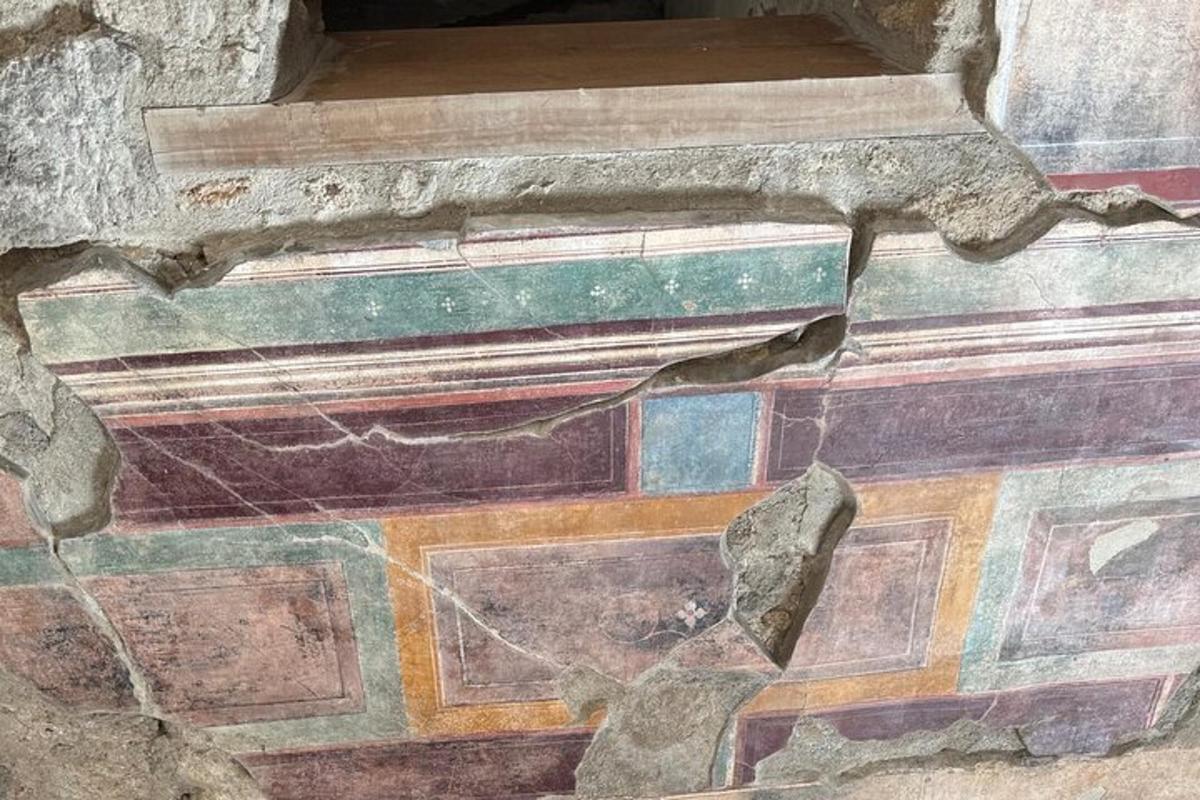 akmens siena ar krāsainām mozaīkām uz tās