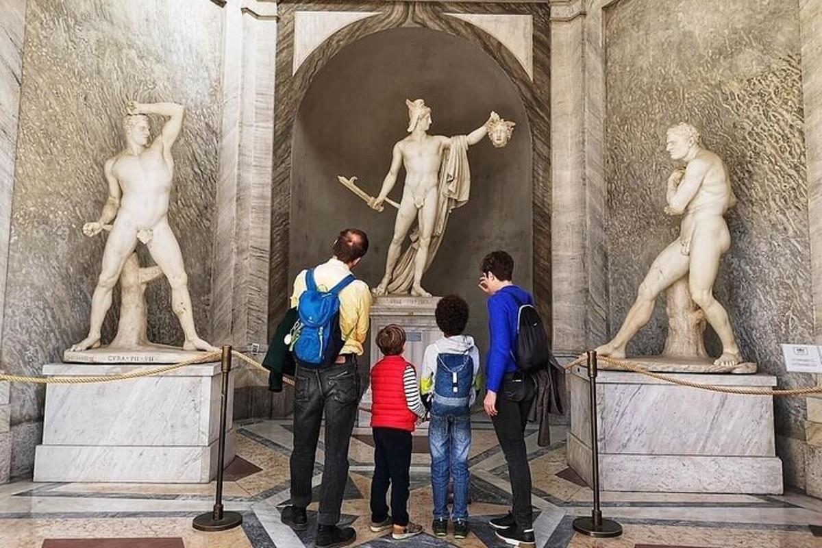 un gruppo di persone che guardano le statue in un museo