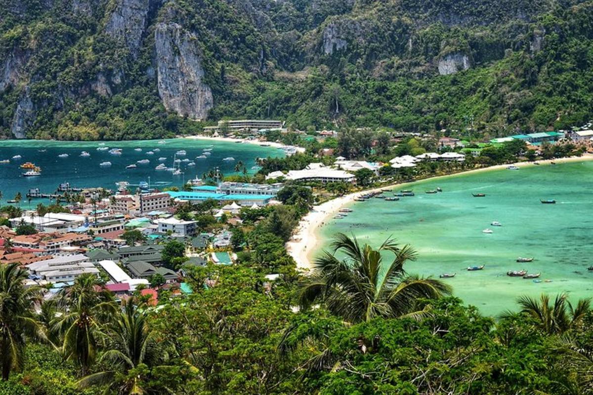 una vista di una spiaggia con barche in acqua