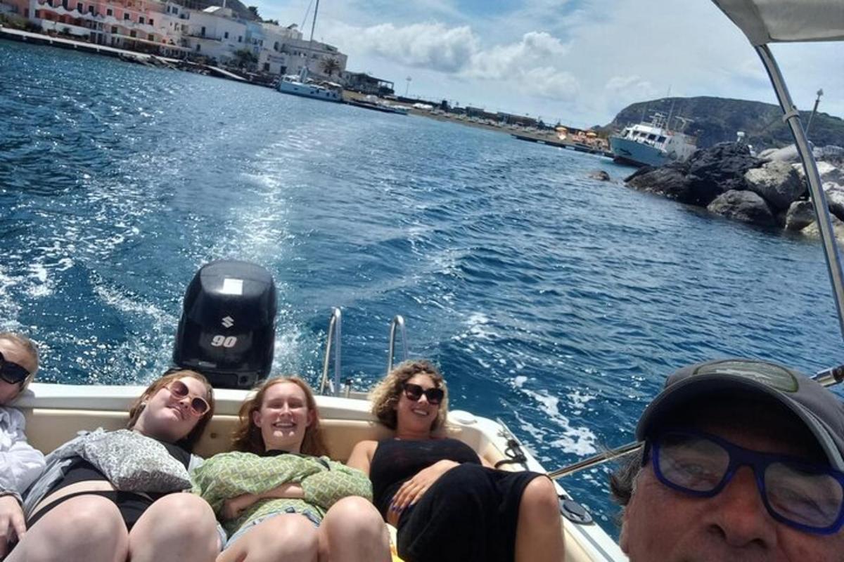 een groep mensen die op een boot in het water zitten
