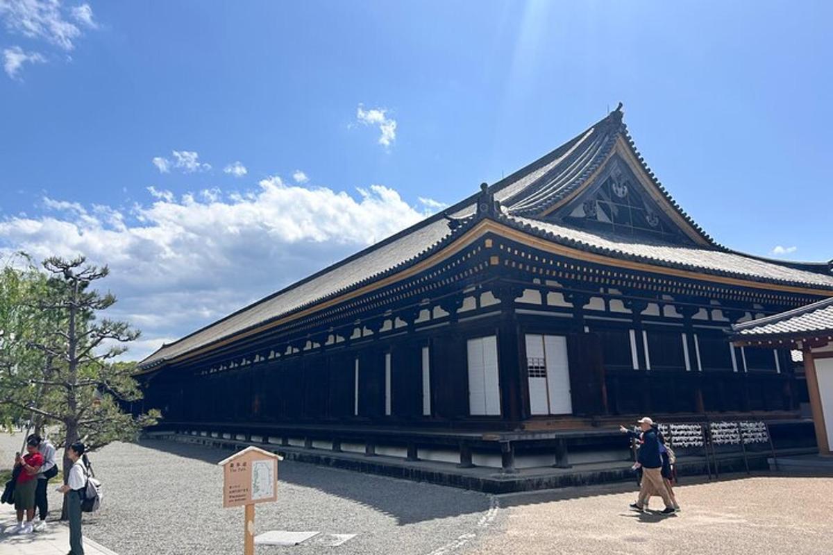 有人站在建筑物前