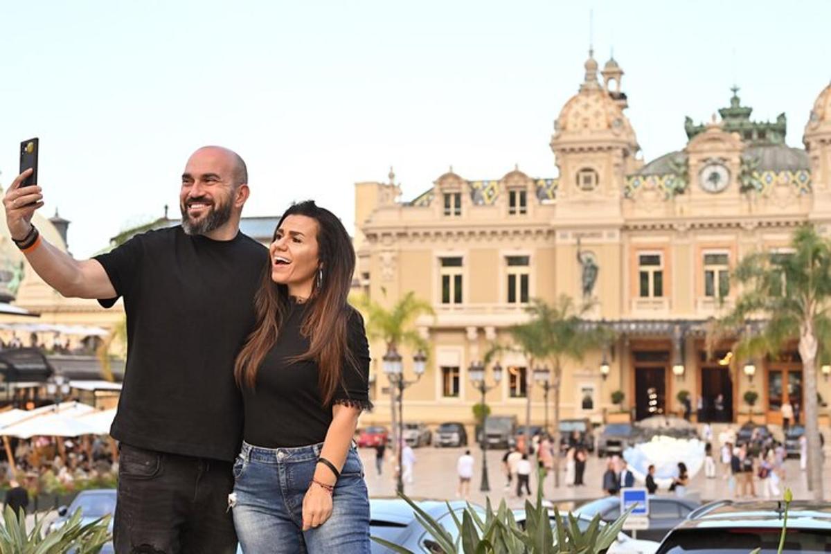 um homem e uma mulher tirando uma foto de um prédio