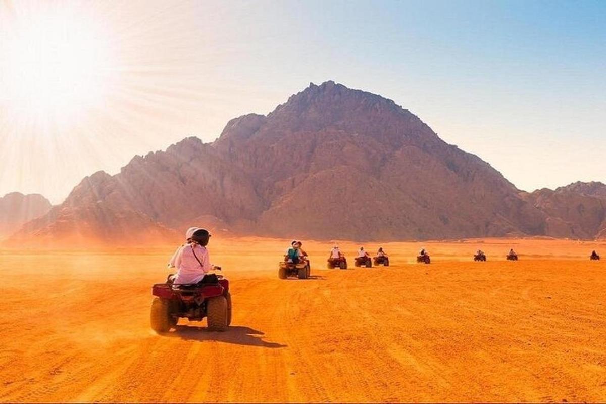 un gruppo di persone in motocicletta nel deserto