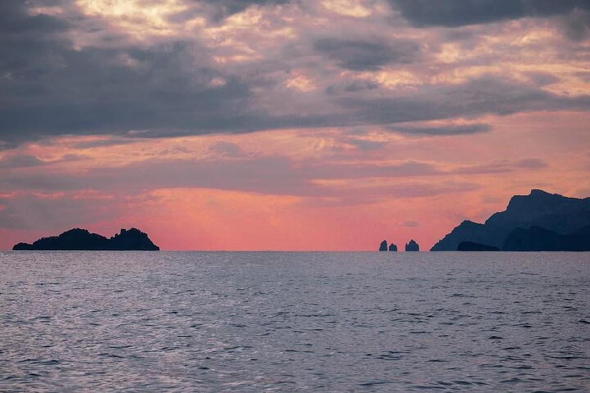 Západ slunce nad oceánem s ostrovy v dálce