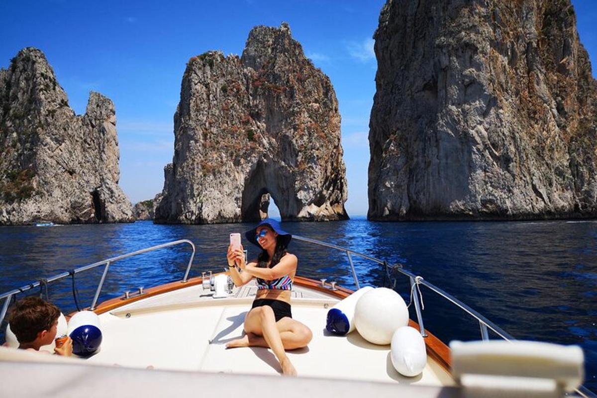 eine Frau im Bikini sitzt auf einem Boot im Meer