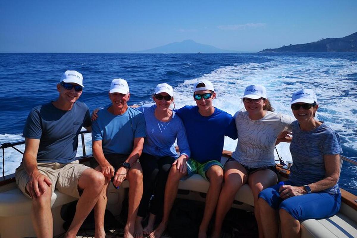 eine Gruppe von Menschen sitzt auf einem Boot im Wasser