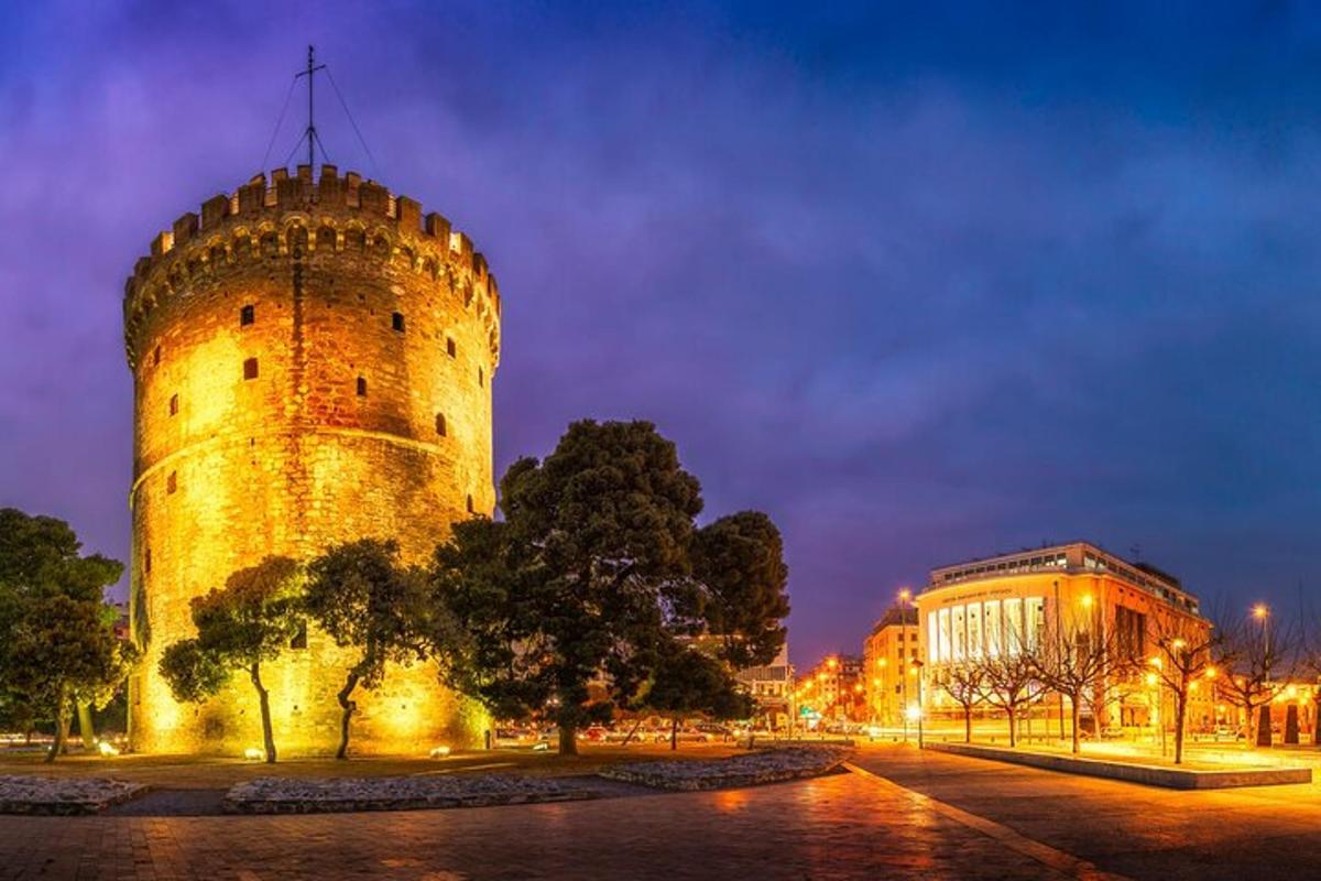 un edifici amb una torre de rellotge a la nit