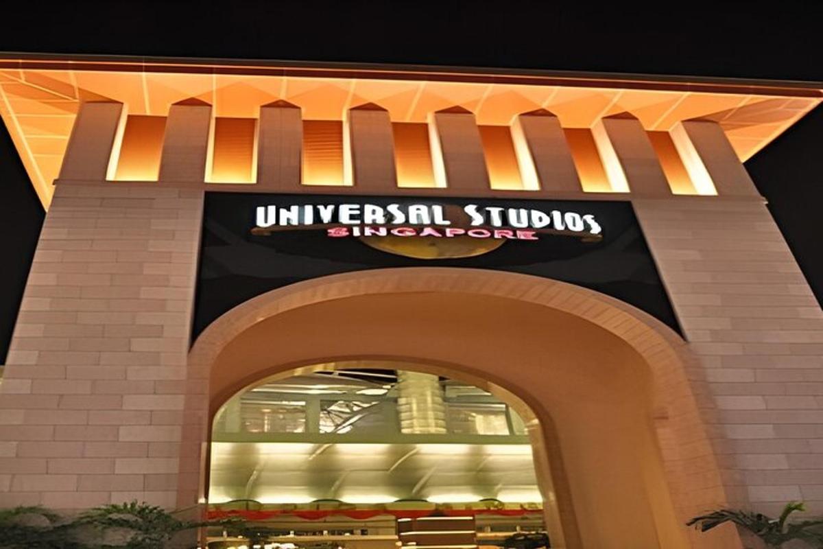 an entrance to an entrance to a shopping mall