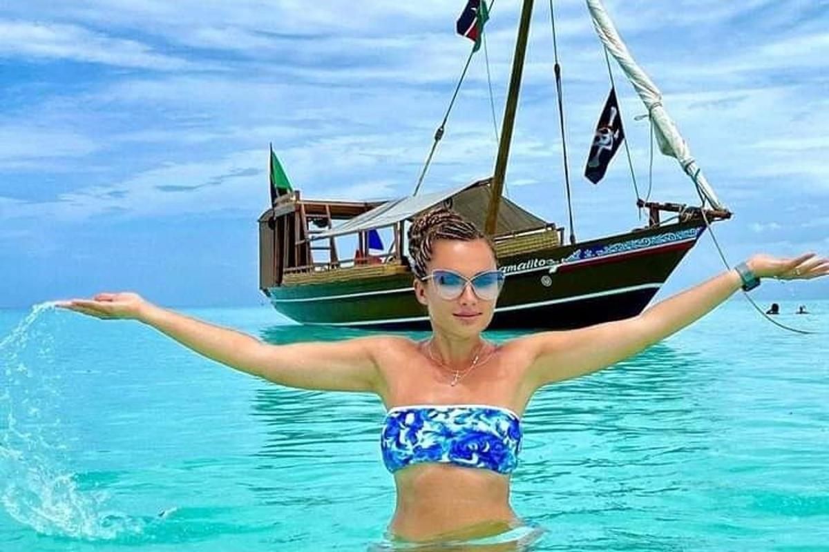 seorang wanita di dalam air di hadapan sebuah bot