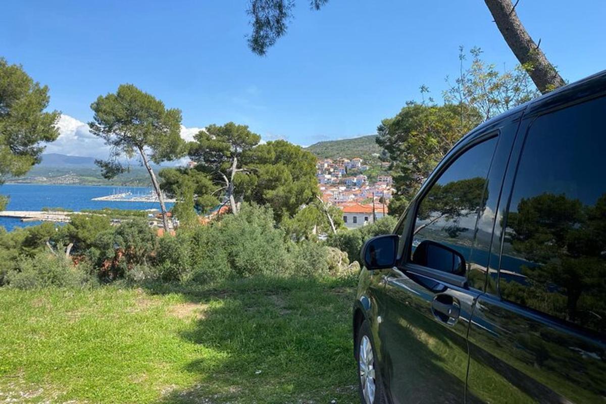 un'auto parcheggiata su una collina accanto a uno specchio d'acqua