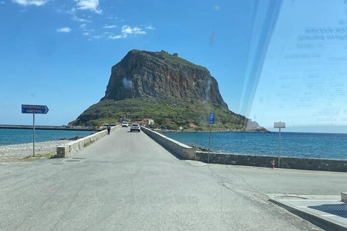 eine Straße mit einem Berg mitten im Ozean