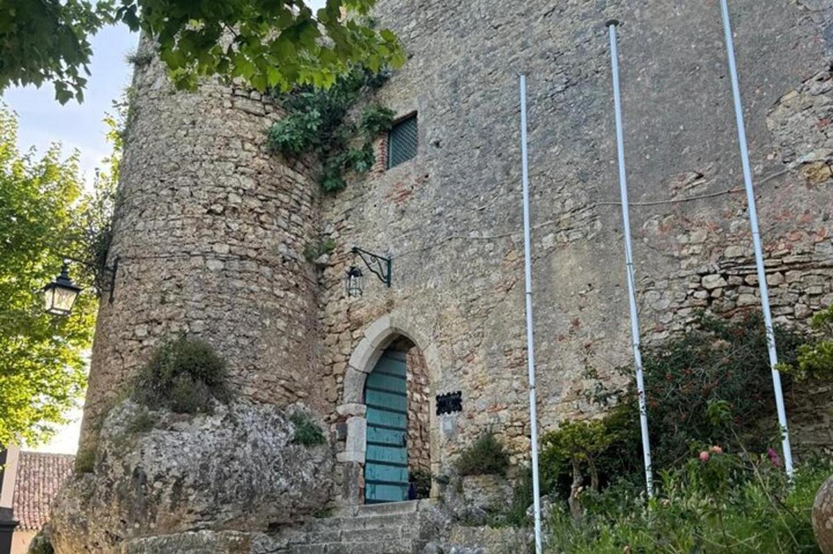 um grande edifício de tijolos com uma porta