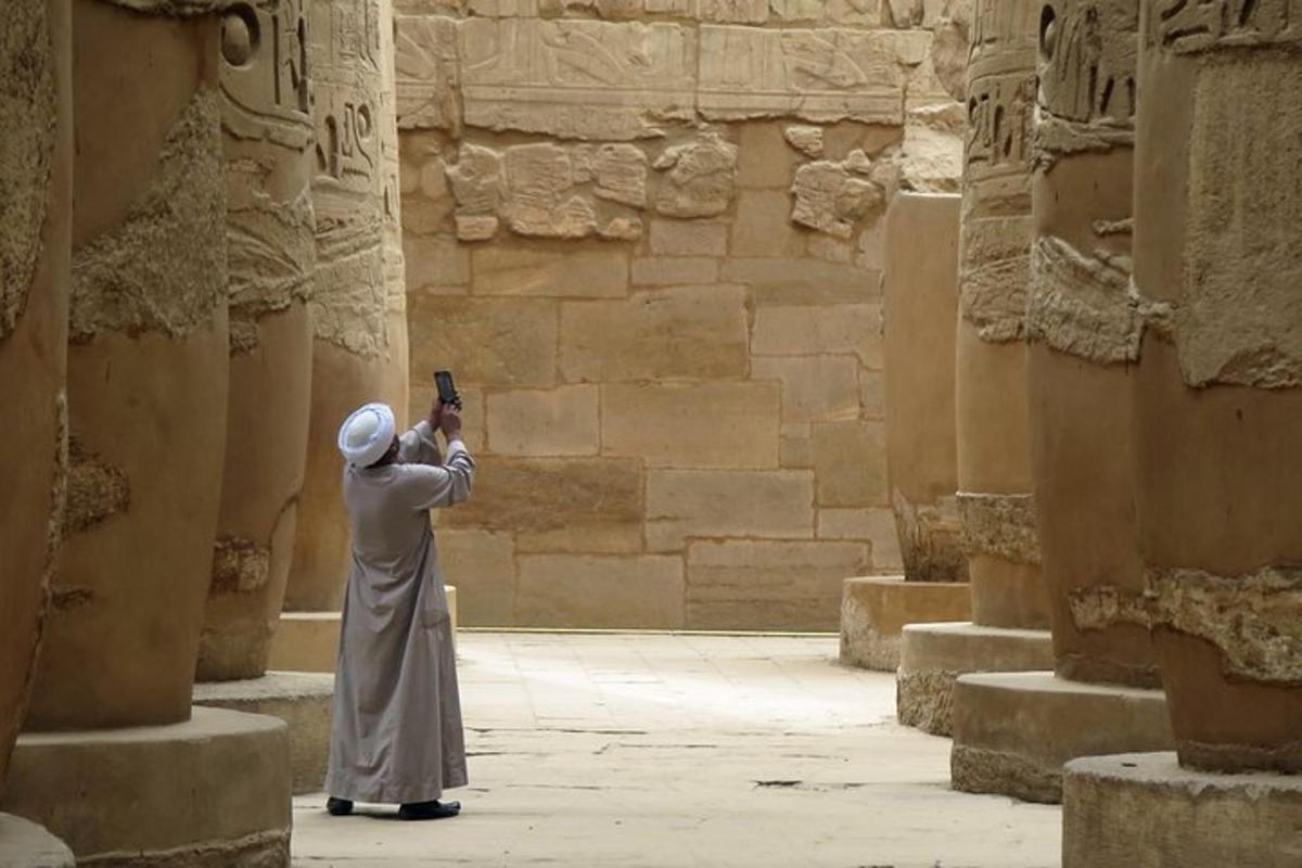 un uomo che scatta una foto delle rovine di un tempio