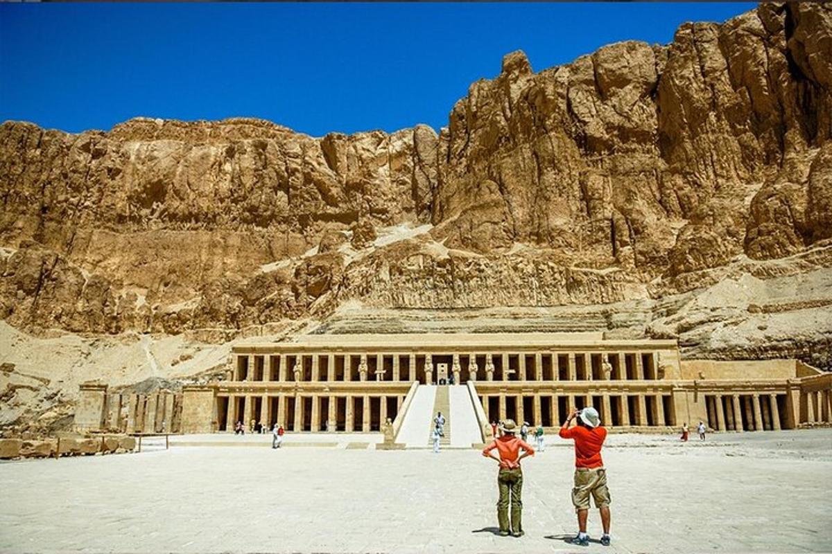 due persone in piedi davanti a un edificio nel deserto