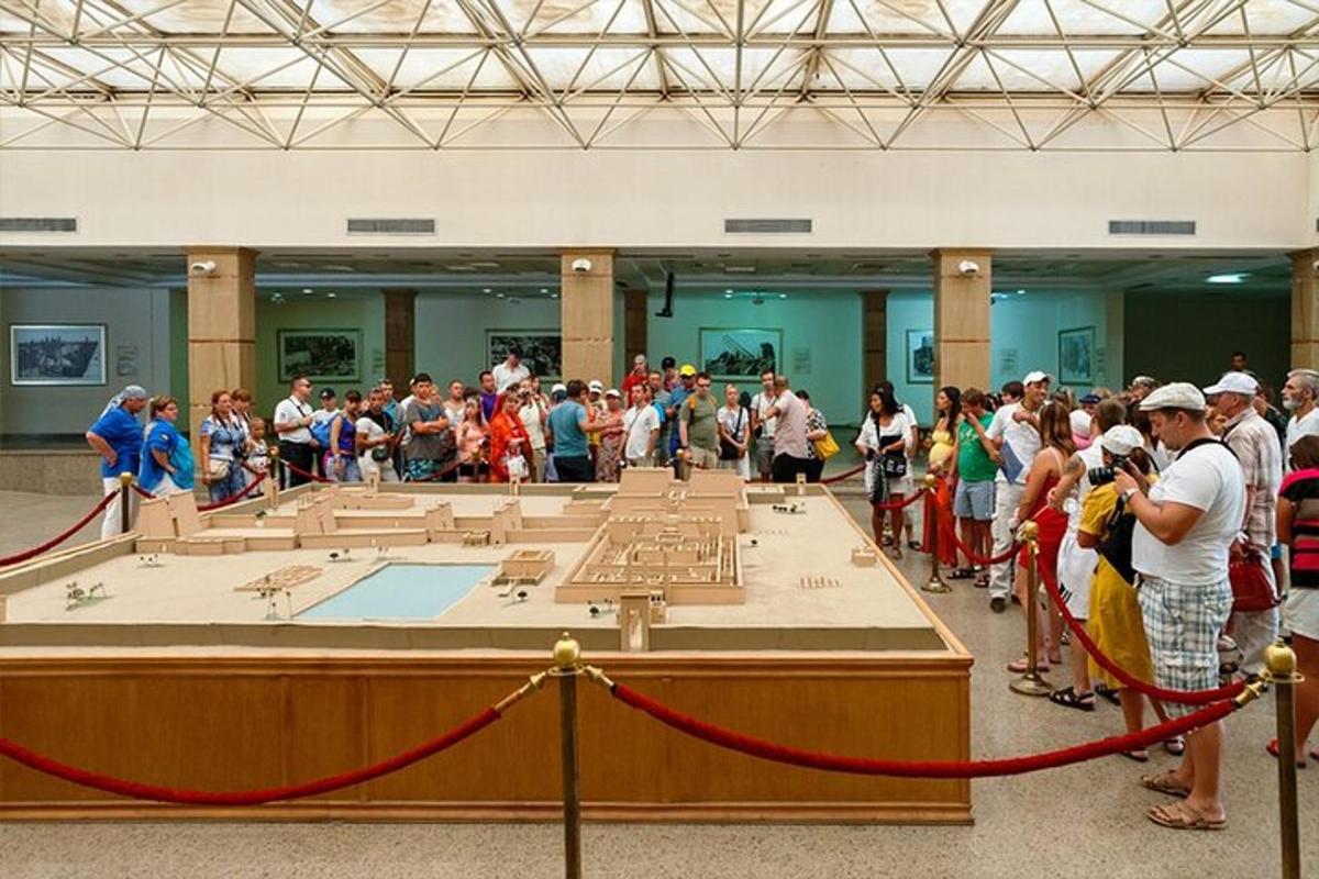 una grande folla di persone in piedi attorno a una grande stanza