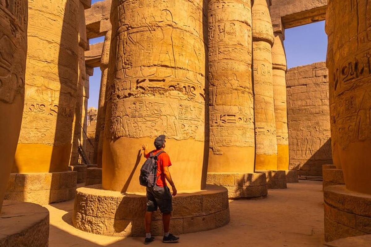 un home dret en un temple amb columnes