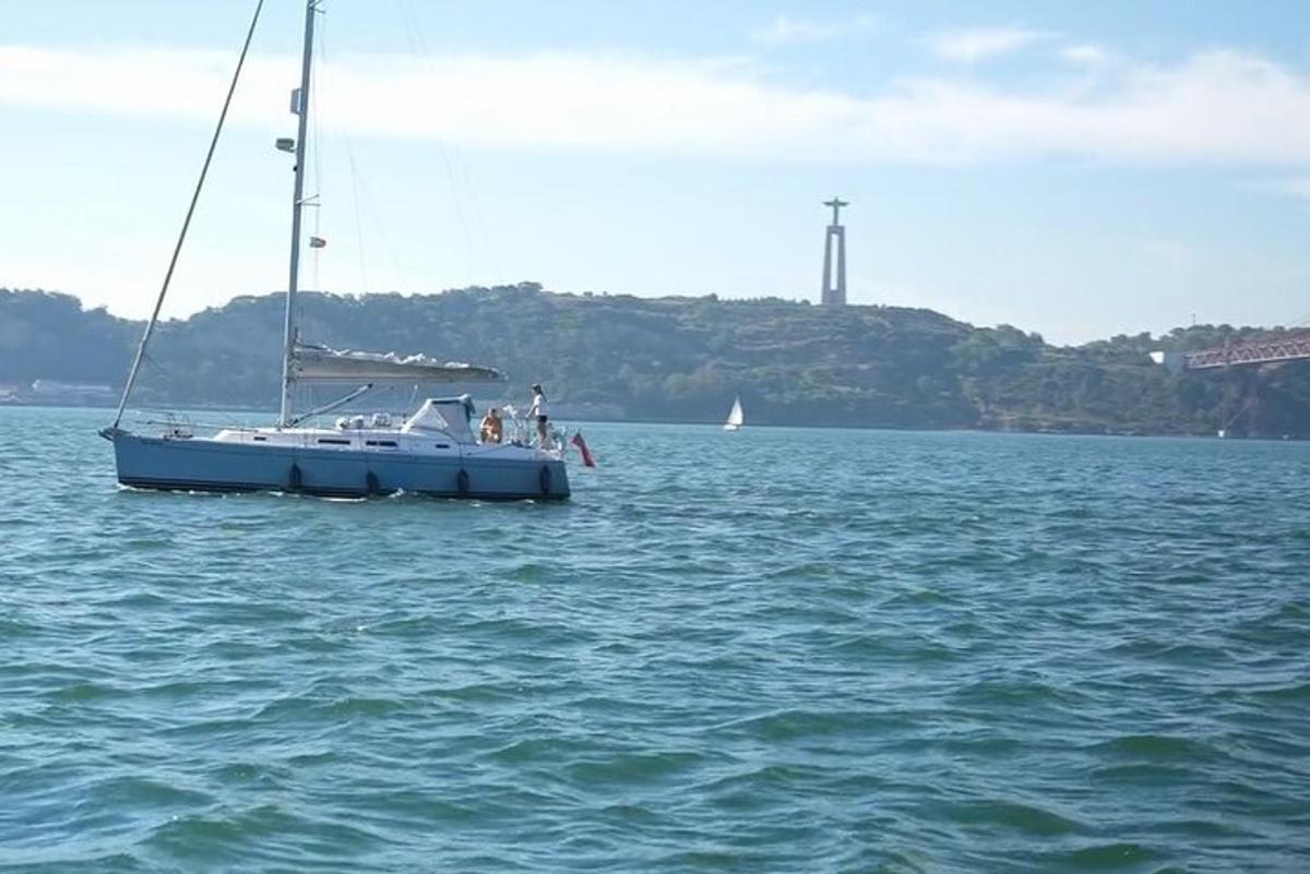 purjekas keset suurt veekogu