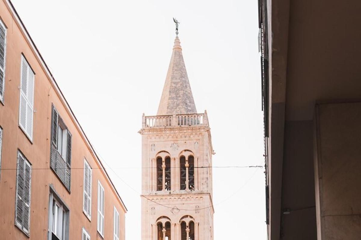 uma torre alta com um campanário no topo de um edifício