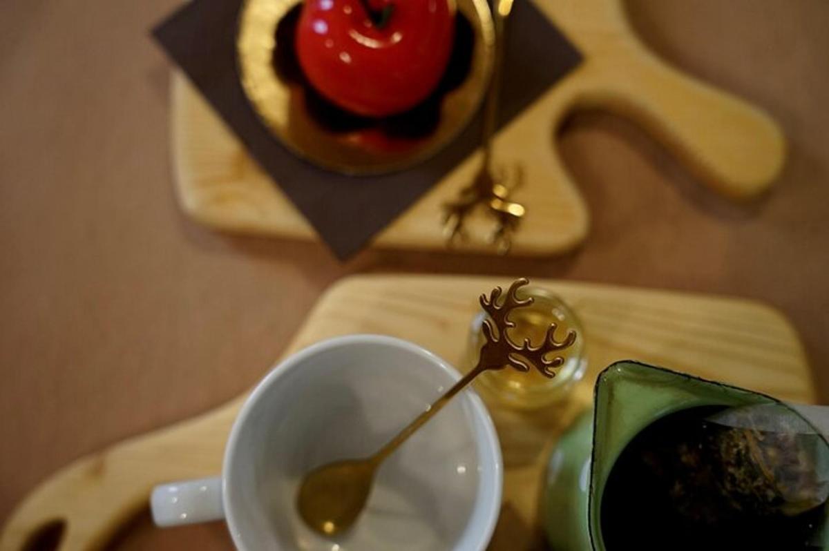 una tazza di caffè su un tavolo di legno con un cucchiaino
