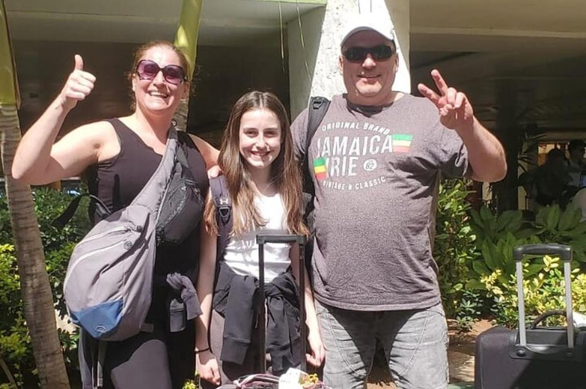 ένας άντρας και δύο γυναίκες που στέκονται ο ένας δίπλα στον άλλον
