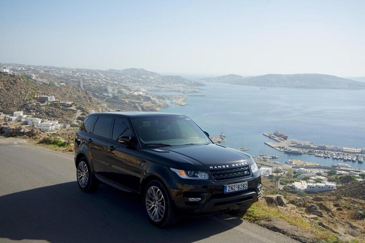 černé SUV zaparkované na kraji silnice