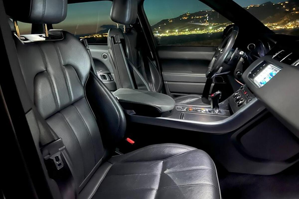 una vista del asiento trasero de un coche
