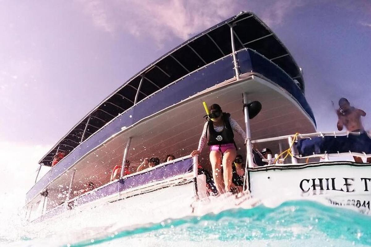 een persoon die op een boot in het water zit