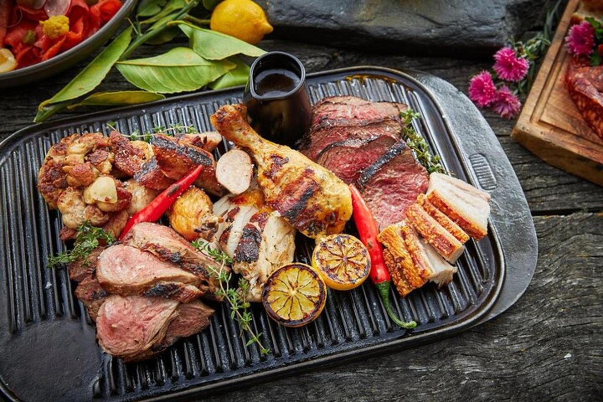 Una parrilla con carne y verduras en una mesa
