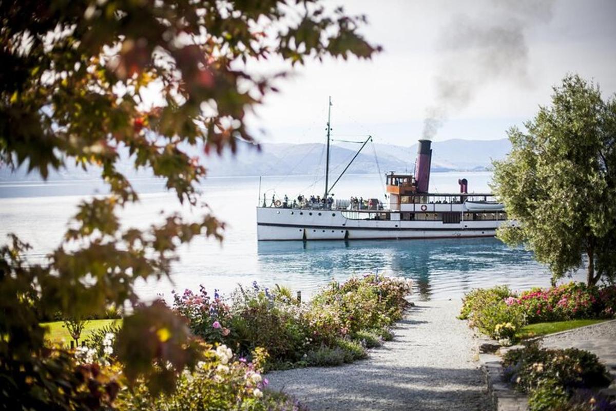 un barco en el agua con una chimenea