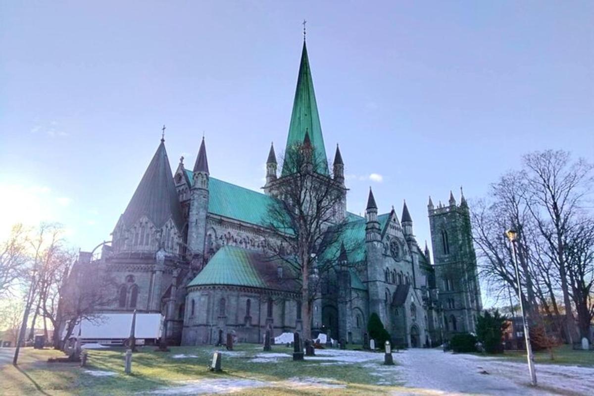 um grande edifício com um telhado verde e uma torre