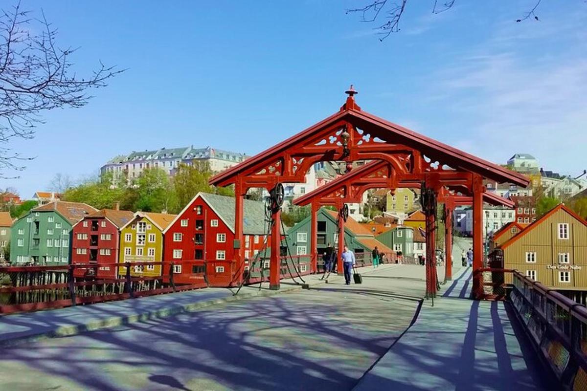 un padiglione rosso di fronte a una città con edifici