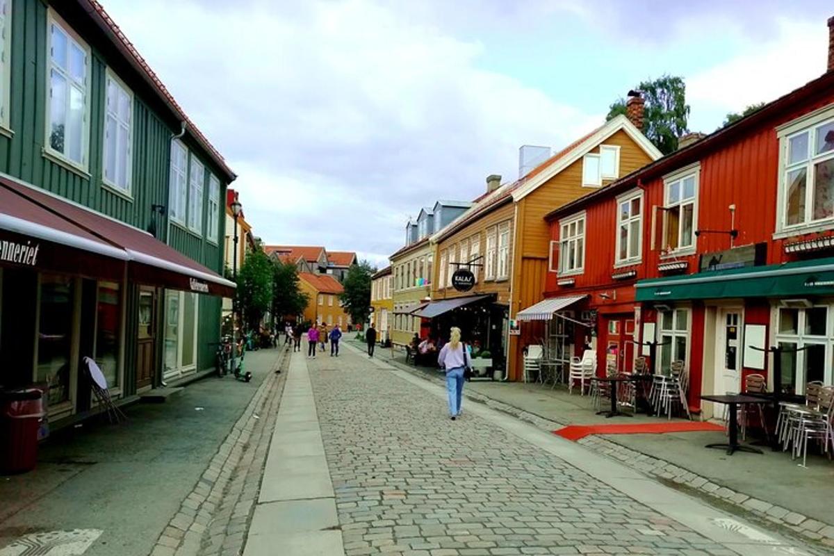 una donna che cammina lungo una strada di una città