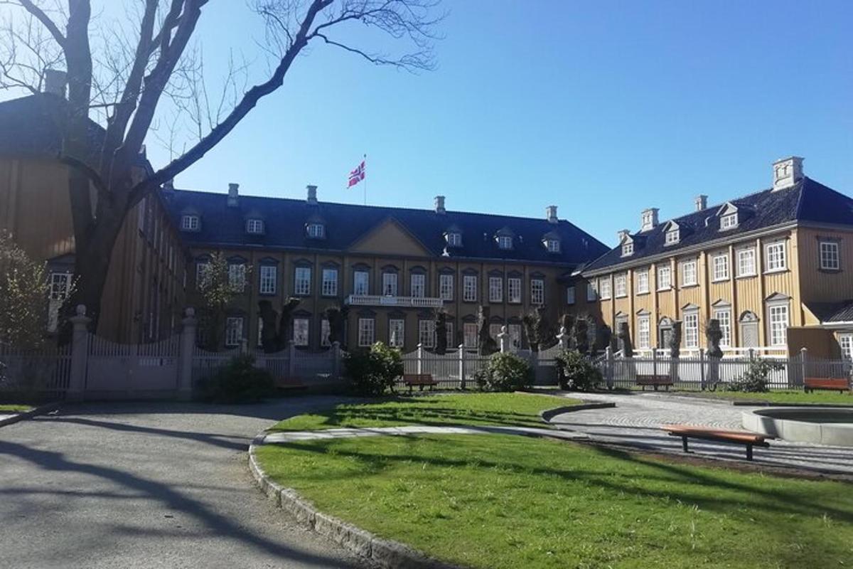 un grande edificio con un parco di fronte