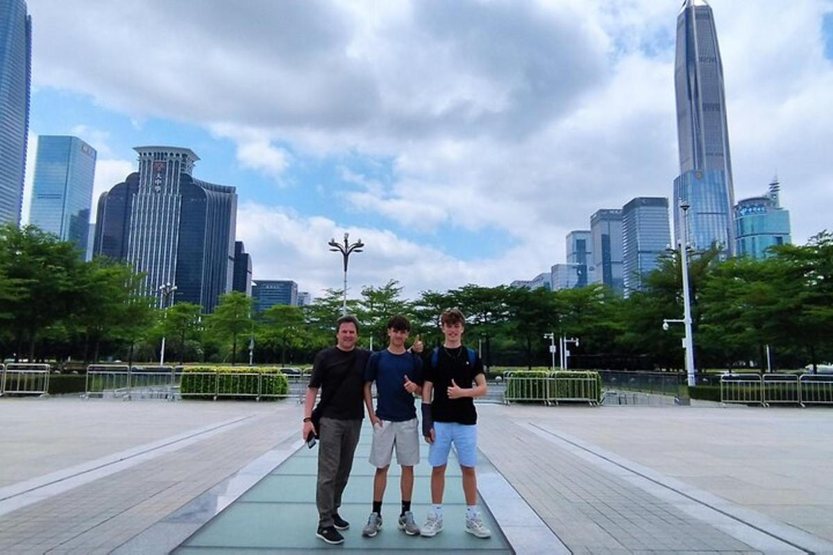 um grupo de três homens em pé sobre patins em um parque