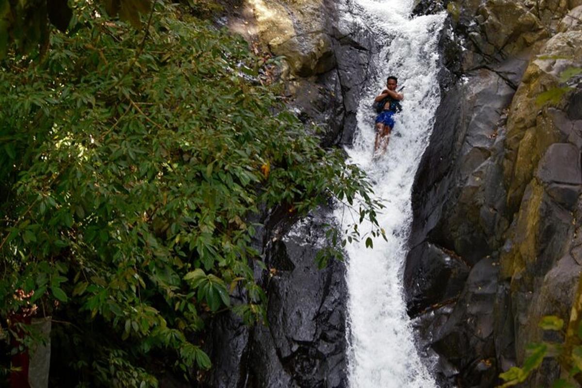 seorang lelaki menunggang basikal di air terjun