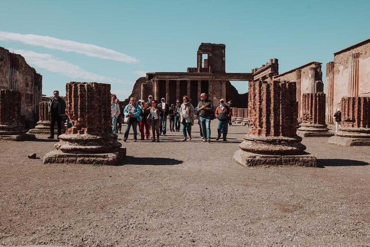 un grup de persones caminant entre les ruïnes d'un edifici