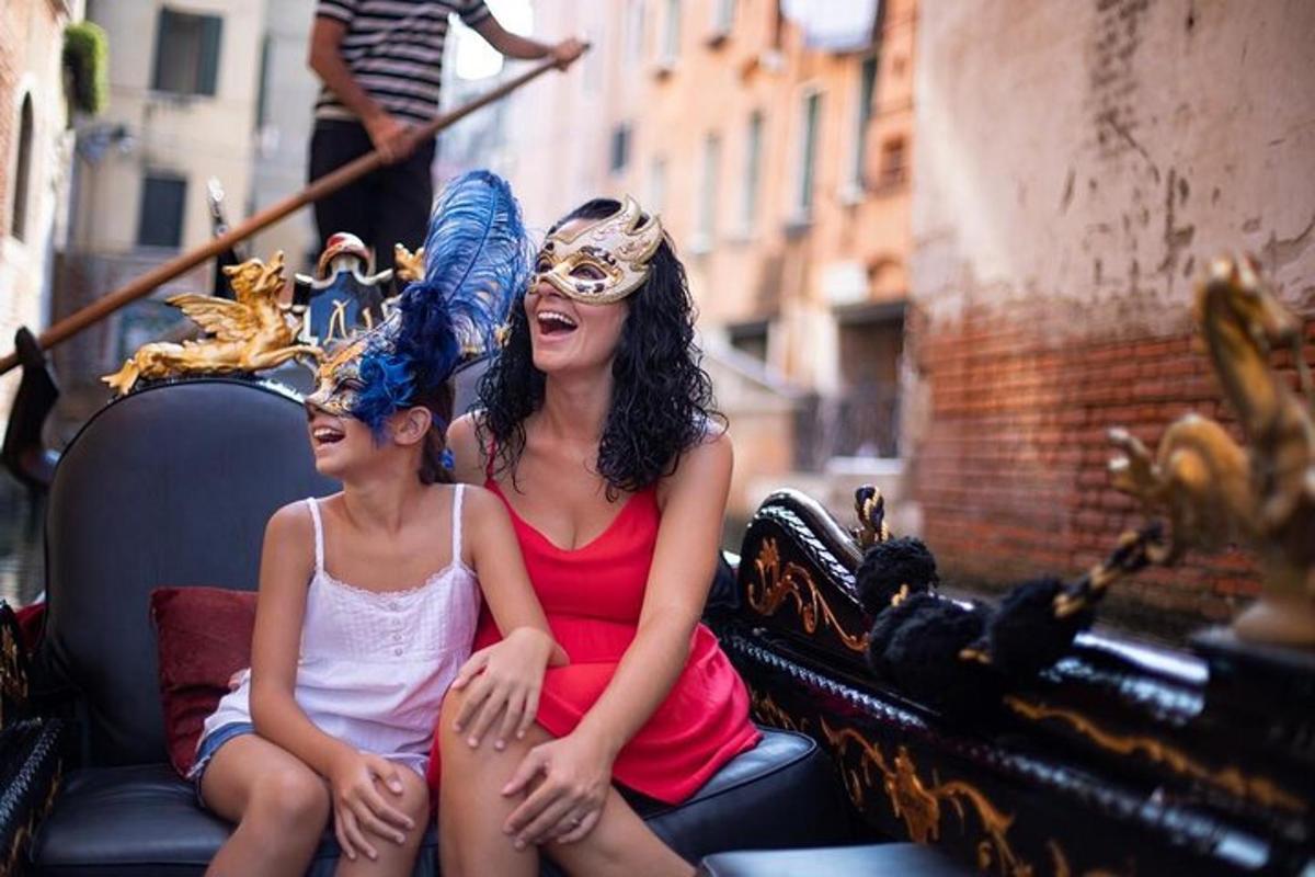seorang wanita dan seorang gadis kecil duduk di atas troli