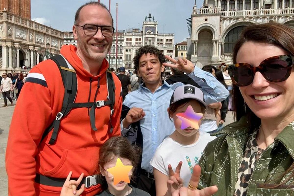 skupina ljudi, ki pozirajo za sliko v mestu