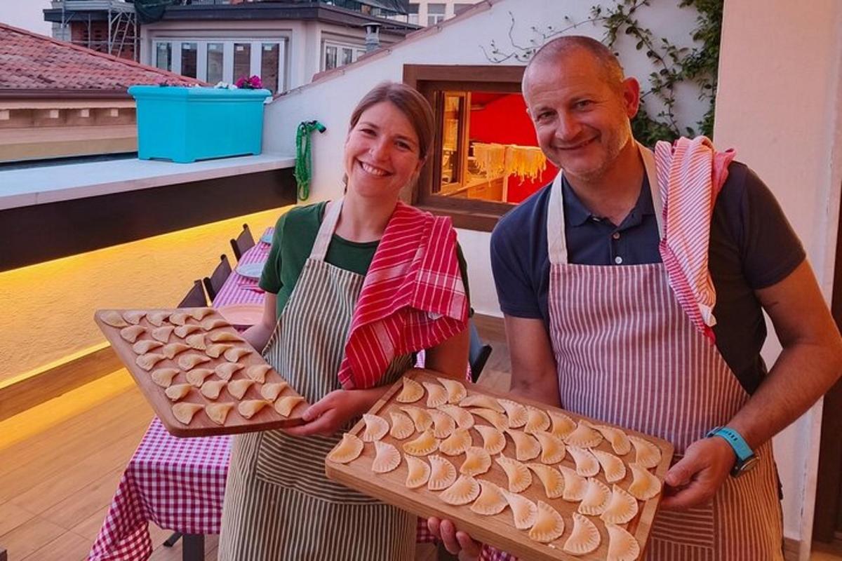 ein Mann und eine Frau halten ein Tablett mit Brot