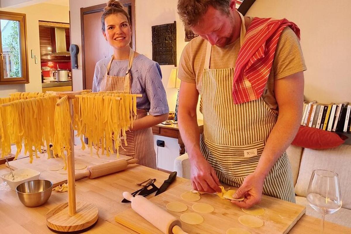 Ein Mann und eine Frau in einer Küche bereiten Essen zu