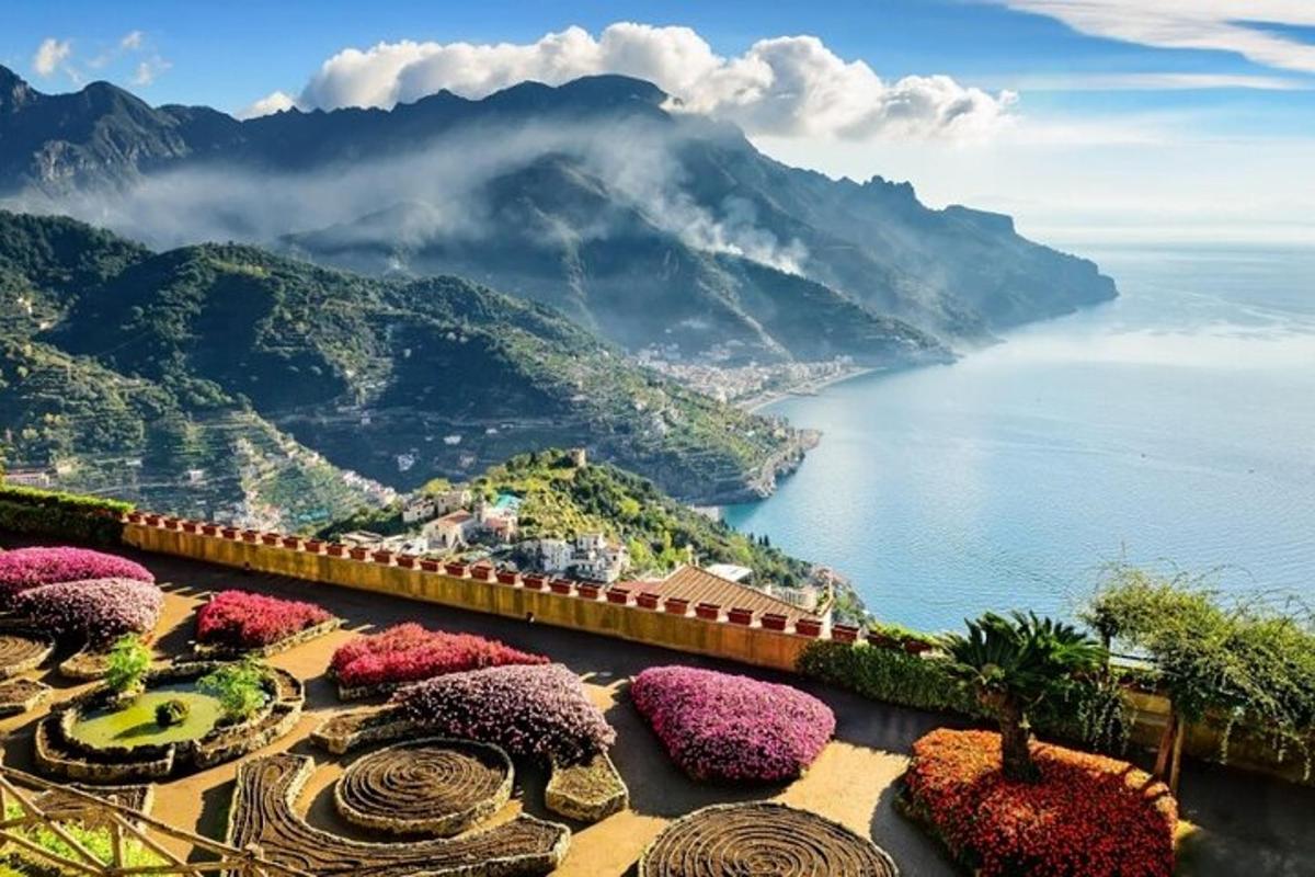 uma vista da costa amalfitana com flores rosas